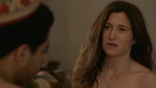 Kathryn Hahn scène de nu dans Transparent s03e07-09 (2016)