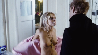 Scène de nu de Sienna Miller dans Alfie (2014)