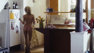 Scène de nu de Sienna Miller dans Alfie (2014)