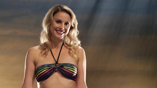 Rebecca Trelease sieht in diesem Bikini ziemlich heiß aus. - The Almighty Johnsons s03e09 (2013)