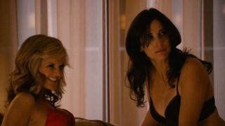 Arden Myrin desnuda, Michaela Watkins desnuda, escena lésbica en Hung s03e01 (2011)