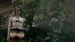 Jena Malone viene vista nella clip mentre cammina per strada prendendo la pipa dell'acqua tra le mani.