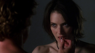 Winona Ryder nue, scène érotique dans Sex and Death 101 (2007)