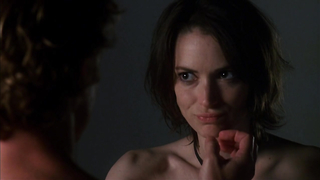 Winona Ryder nue, scène érotique dans Sex and Death 101 (2007)