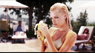 Sophie Monk nella scena sexy di Date Movie. Sembra davvero sexy in quel bikini.