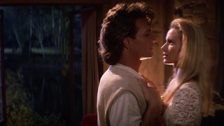 Kelly Lynch nous montre son cul nu - Road House (1989)