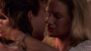 Kelly Lynch nous montre son cul nu - Road House (1989)