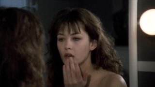 Sophie Marceau nackt, in schwarzem BH, Szene in – L'etudiante (1988)