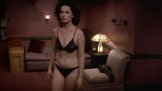 Isabella Rossellini oben ohne, zeigt uns ihren verführerischen nackten Körper - Blue Velvet (1986)