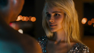 Isabel Lucas Sıska vücudunda güzel büyük kıç, gündüz için tombul kıçzzz:D - The Loft (2014)