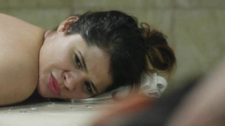 America Ferrera dans une scène de nu de X/Y. Elle nous montre ses seins dans une scène de sexe.