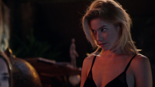 Laura Ramsey sexy, cena de roupas íntimas em Hindsight s01e07-08 (2015)