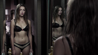 Lili Simmons nuda, scena in biancheria intima in Banshee s01e08 (2013)