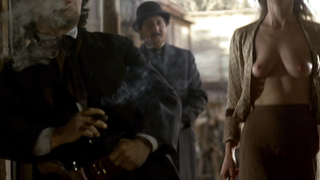 Paula Malcomson çıplak, Ashleigh Kizer çıplak, Deadwood s03e11'deki göğüsler sahnesi (2006)