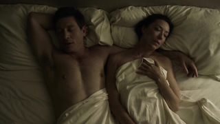 Molly Parker dans la scène sexy de House of Cards Molly Parker a l'air plutôt chaude dans la scène de sexe.