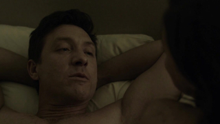 Molly Parker dans la scène sexy de House of Cards Molly Parker a l'air plutôt chaude dans la scène de sexe.