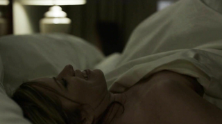 Kim Dickens nua, cena de sexo de cowgirl em House of Cards s03e09-10 (2015)