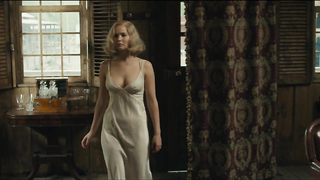 Jennifer Lawrence, Serena'daki seksi, dekolte sahnesi (2014)