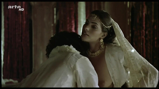 Sarita Choudhury nuda, scena di sesso Kama Sutra: A Tale of Love (1996)