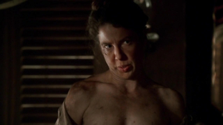 Robin Weigert nue, prend un bain Deadwood s02e11 (2005)