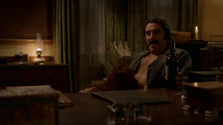 Ashleigh Kizer desnuda, escena en Deadwood s02e11 (2005). Nos enseña las tetas.