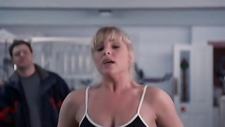 Samantha Womack en el gimnasio con un sujetador deportivo sexy, escena en Up 'n' Under (1998)