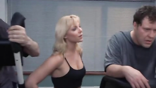 Samantha Womack en el gimnasio con un sujetador deportivo sexy, escena en Up 'n' Under (1998)