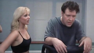 Samantha Womack na academia usando sutiã esportivo sexy, cena de Up 'n' Under (1998)