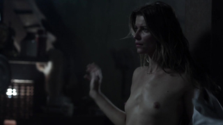 Ivana Milicevic çıplak, Banshee s01e07'de öpüşme sahnesi (2013)