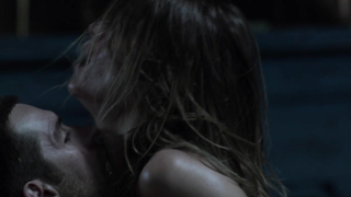 Ivana Milicevic desnuda, escena de beso en Banshee s01e07 (2013)