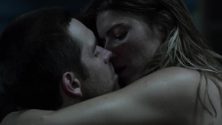 Ivana Milicevic nuda, scena del bacio in Banshee s01e07 (2013)