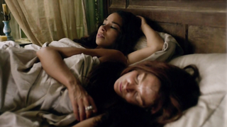 Jessica Parker Kennedy nua, cena sexy - Black Sails s02e04 (2015)