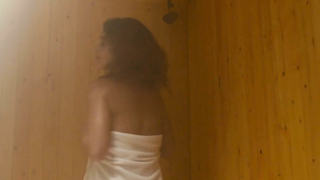 Nicole Fox desnuda, escena lésbica - Girlhouse (2014)