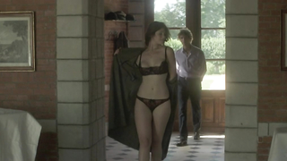 Gemma Arterton nuda, è sdraiata sul tavolo, viene scopata - Gemma Bovery (2014)