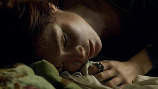 Clara Paget ve Jessica Parker Kennedy, lezbiyen seks sahnesi - Black Sails s02e03 (2015)