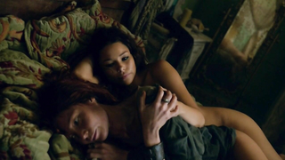 Clara Paget ve Jessica Parker Kennedy, lezbiyen seks sahnesi - Black Sails s02e03 (2015)