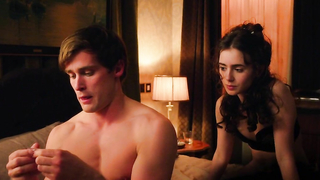 Lily Collins fica bem gostosa com aquela calcinha em cena de sexo - Love, Rosie (2014)