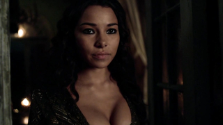 Jessica Parker Kennedy nackt, Clara Paget sexy, lesbische Szene in - Black Sails s02e02 (2015)