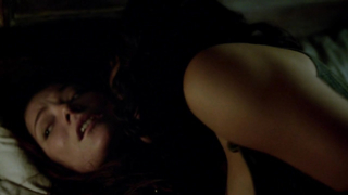 Jessica Parker Kennedy nuda, Clara Paget sexy, scena lesbica in - Black Sails s02e02 (2015)