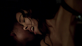 Jessica Parker Kennedy nuda, Clara Paget sexy, scena lesbica in - Black Sails s02e02 (2015)