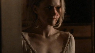 Paula Malcomson nue, Elle nous montre ses seins - Deadwood saison 1 (2004)