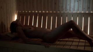 Sienna Guillory desnuda, Nos muestra su coño - Fortitude s01e01-02 (2015)