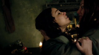 Lise Slabber nuda, Jessica Parker Kennedy sexy, Clara Paget sexy, scena di sesso - Black Sails s02e01 (2014)