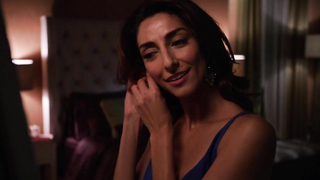 Beau Garrett seksi, Necar Zadegan seksi, iç çamaşırı sahnesi - Kız Arkadaşların Boşanma Rehberi s01e01-07 (2014)