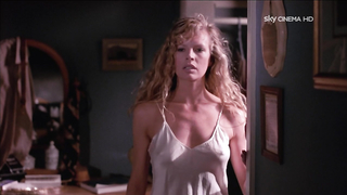 Kim Basinger luce muy sexy en una escena de sexo.