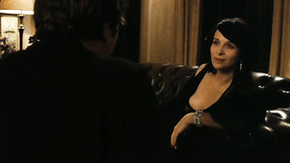 Juliette Binoche nua, Kristen Stewart sexy, cena de - Clouds of Sils Maria (2014)