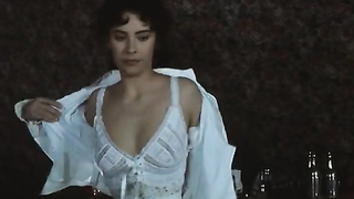 Mathilda May nue, Virginia Madsen nue, scène de seins de - Devenir Colette (1991)