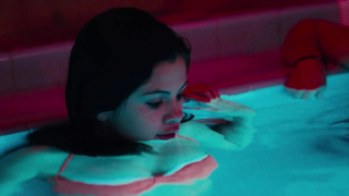 Selena Gomez seksi bikini sahnesi - Spring Breakers (2013)