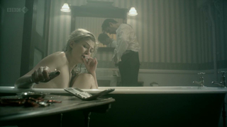 Rosamund Pike sexy - Donne innamorate parte 1 (2011)