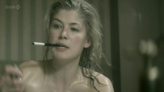 Rosamund Pike sexy - Donne innamorate parte 1 (2011)